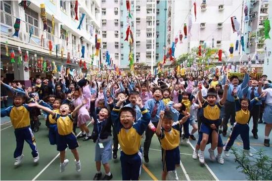 林旭辉携手深港两地中小学生共同创作鲤跃前海