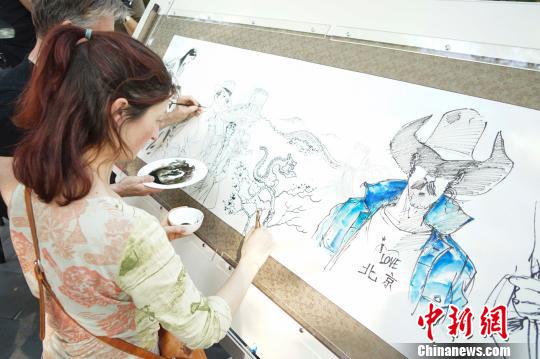 28日,来自法国、芬兰等7个国家的10位漫画家“手绘”北京,体味京城文化。 熊然 摄