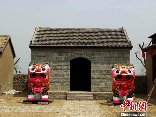 位于山东高密东北乡旅游景区的两只目前全中国最高最大“叫虎”。　沙见龙　摄
