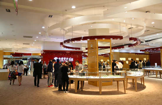 开业当天珠宝店