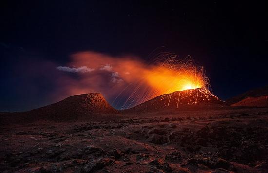 法国留尼汪岛上的富尔奈斯火山喷发瞬间。摄影：Gaby Barathieu（网页截图）