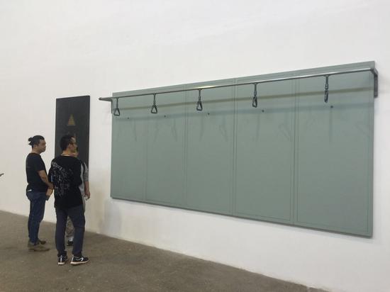 高磊  |《F -5》, 600x180x30cm, 布面丙烯 、不锈钢、烤漆、猫眼、公交车扶手,2015