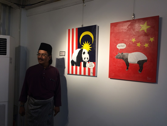 马来西亚本土艺术家与作品合影 (1)