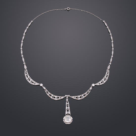　　1920年代装饰艺术时期钻石古董项链 18K白金 总重量14.9547g主钻3CT钻石共4.9克拉 吊坠3.6X1.25mm 链长38cm
