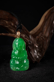 JADEITE ‘GUAN YIN’ PENDANT 天然满绿翡翠「观音」挂件