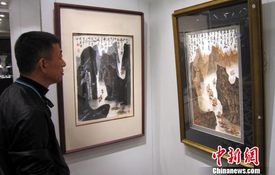 李可染的《红色漓江》(右)，估价1800万至2200万人民币 姜煜 摄