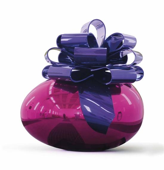 　　杰夫·昆斯，《光滑的蛋与蝴蝶结（宝蓝与紫色）》（Smooth Egg with Bow (MagentaViolet) ，创作于1994–2009）。图片：Courtesy of Christie's Images Ltd.