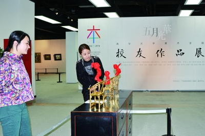 观众参观清华美院校友作品展雕塑作品