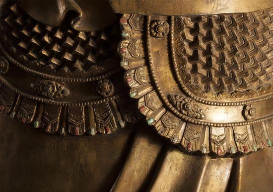 （图15）元代铜镀金道教水将像背后铠甲上联珠纹与宝石镶嵌