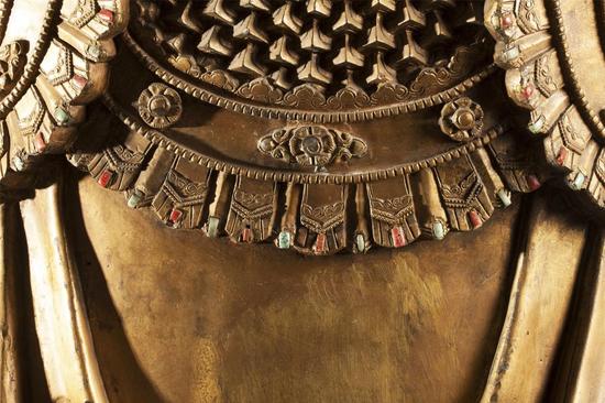 （图14）元代铜镀金道教水将像正面铠甲上联珠纹与宝石镶嵌