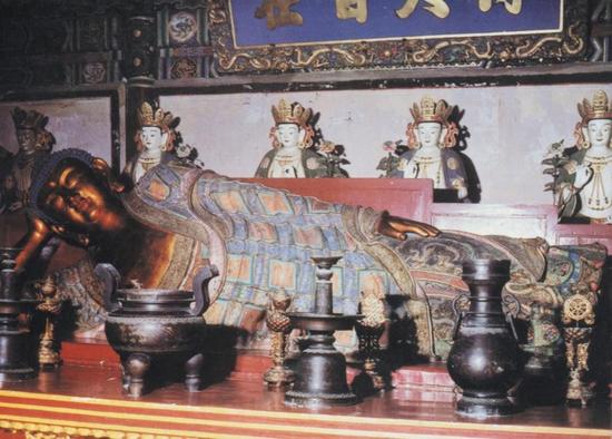 （图20）北京卧佛寺元至治元年（1321年）铜镀金佛涅槃像 长520厘米