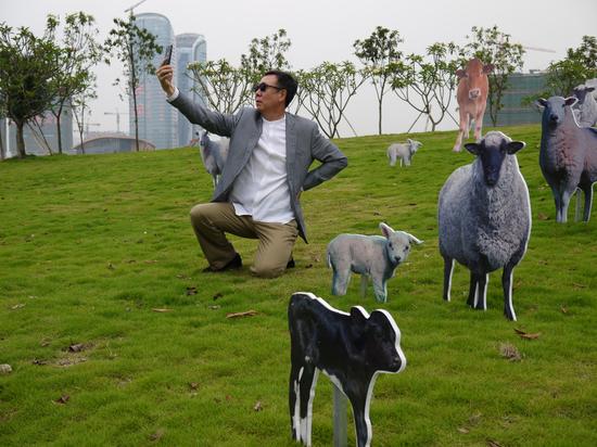 公共艺术展现场-特邀顾问任克雷与青年艺术家廖振宇作品《牛羊群》互动
