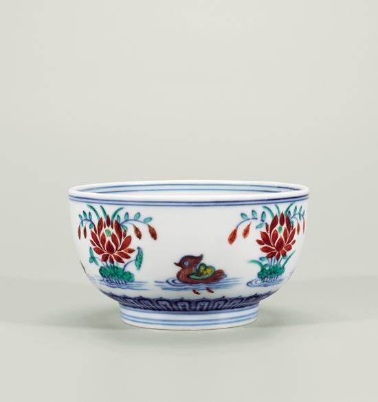 Lot.824 明成化 御窑斗彩莲池鸳鸯纹墩式碗
直径13.5cm;高7.2cm
估价:500,000-800,000