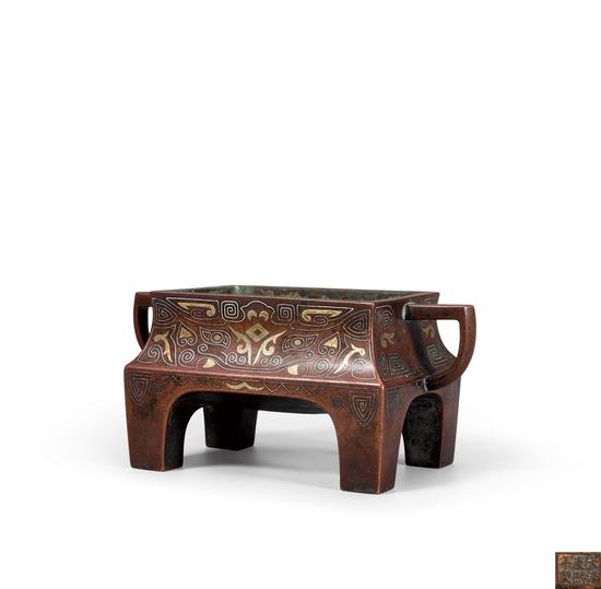 Lot.956 清康熙 铜错金银台几式炉
高7.9cm
估价:1,100,000-1,500,000