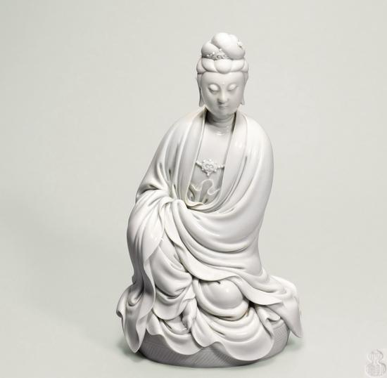 Lot.833 明 何朝宗制德化窑白釉观音坐像
高:28cm
估价:1,000,000-1,800,000