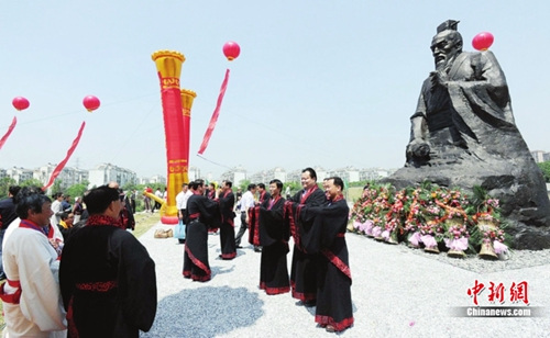 参加孙武公祭大典的孙武后裔参观孙武雕像。濮建明摄