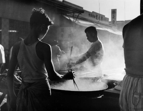 炸油条,,中国香港 银盐纸基 35.5×46cm 1949 中国美术馆藏