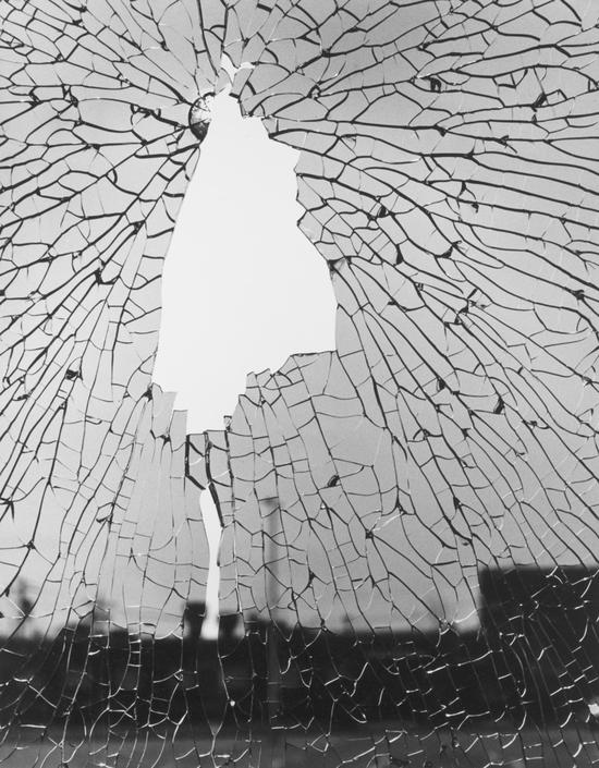 破碎的玻璃，美国马萨诸塞州劳伦斯35.2×27.7cm  1985  银盐纸基
