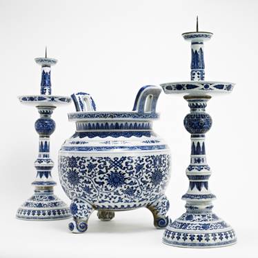 清乾隆 青花缠枝莲纹香炉、烛台三供烛台H64cmx2、香炉H44cm