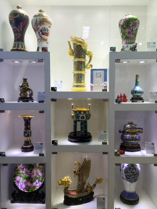 图四 京蓝网展出当代重量级景泰蓝艺术精品