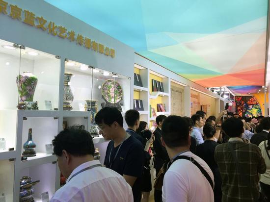 图八 京蓝网此次展出的景泰蓝珍品备受瞩目