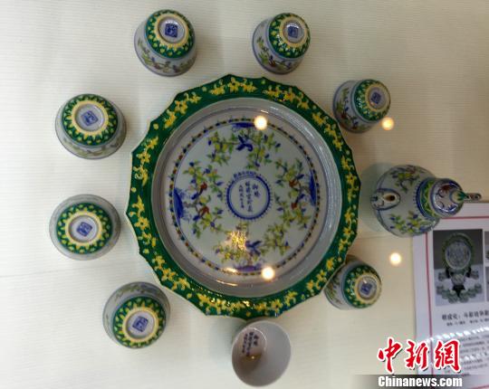 图为展出的明成化斗彩珐华彩酒器，系当时的皇帝御赐给宫中嫔妃所用。　周毅 摄