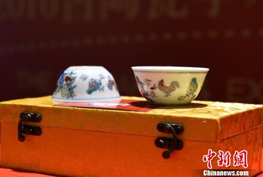 图为展出的明成化斗彩鸡缸杯。 周毅 摄