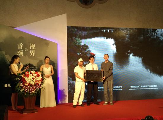 授牌仪式现场：北京宋庄艺术发展基金会发起人洪峰（右三）、首席顾问胡赳赳（右一）向鲁能格拉斯授牌“青年艺术发展单位”