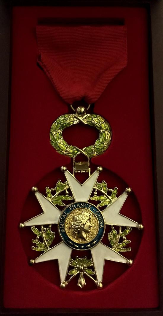 9“法中文化交流使者”勋章