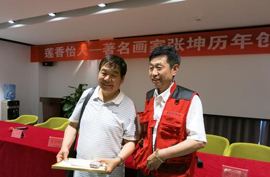 6 画家张坤与观众合影（之一）
