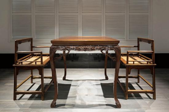 图2 清 黄花梨有束腰三弯腿方棋桌，与清 黄花梨玫瑰椅（一对）（图片提供：CLEMENT & CLEMENT）