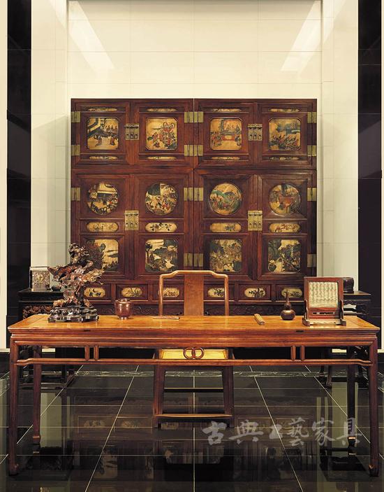 　　在两依藏博物馆的二楼展厅展出的“文房中的小宇宙：百件风雅文玩器物”，是与伦敦著名收藏家马克斯•弗拉克斯（Marcus Flacks）合作展出的文玩展览。以陈列或复原的形式，集中展示了100件来自世界各地的中国明清古董工艺精品。