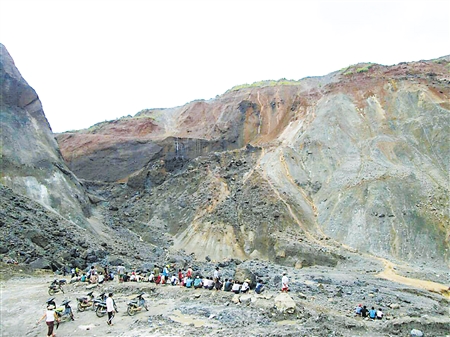 5月24日，人们聚集在缅甸克钦邦帕敢矿区塌陷事故现场。新华社照片