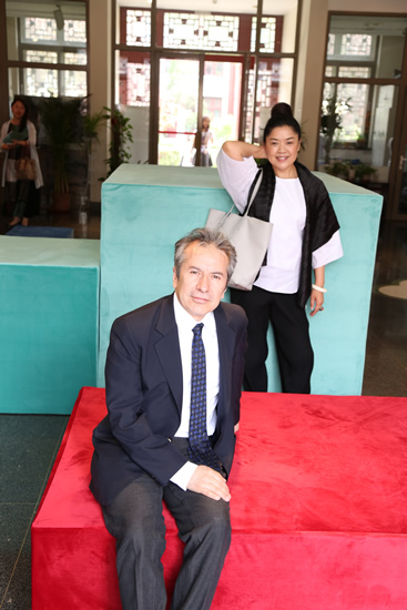 策展人Miguel A. Benavides（前）与艺术家崔岫闻（后）