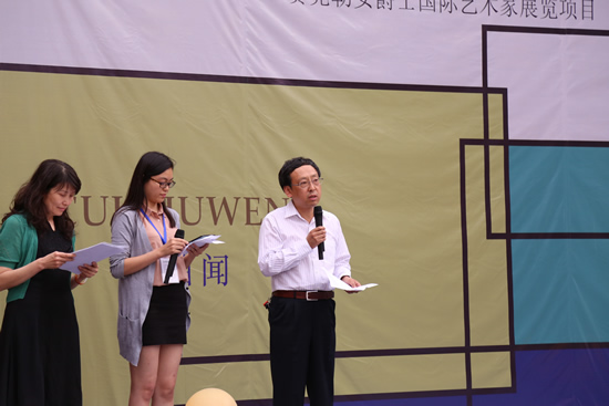 北京大学赛克勒考古与艺术博物馆馆长杭侃（右一）