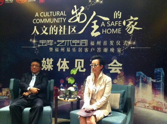 易居中国董事局主席、宝库中国董事长周忻(左),宝库中国副总裁梅雪(右)