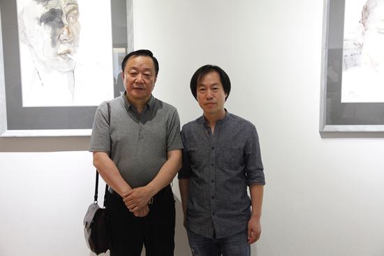 艺术家冯建宇与他的老师现鲁迅美术学院副院长李宝泉先生合影