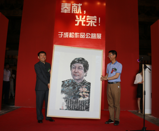 4北京市总工会曾繁新接受于成松的捐赠作品（全国劳动模范——支...