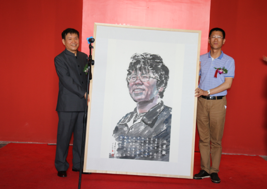 3北京市总工会曾繁新接受于成松的捐赠作品（全国劳动模范——从...