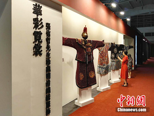 “华彩霓裳——张信哲先生珍藏明清织绣服饰”曾在北京农展馆预展。图为预展现场。宋宇晟 摄