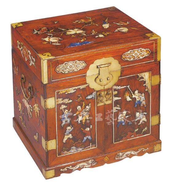 清早期 黄花梨官皮箱，“风华再现——明清家具收藏展”展品。