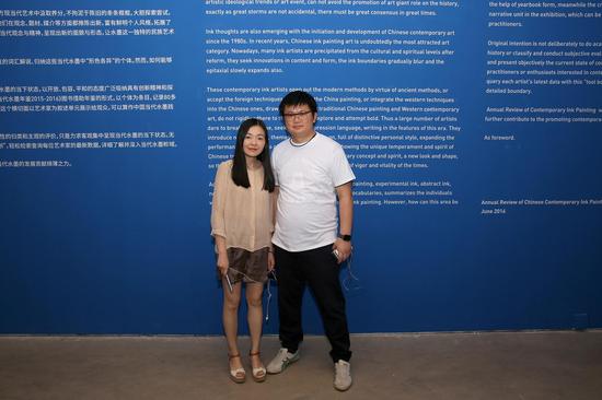 中国当代水墨年鉴发起人张宗喜（右）与参展艺术家彭薇合影