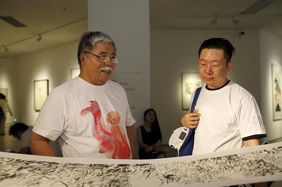 评论家杨建国和参展艺术家南方在王冬龄作品前