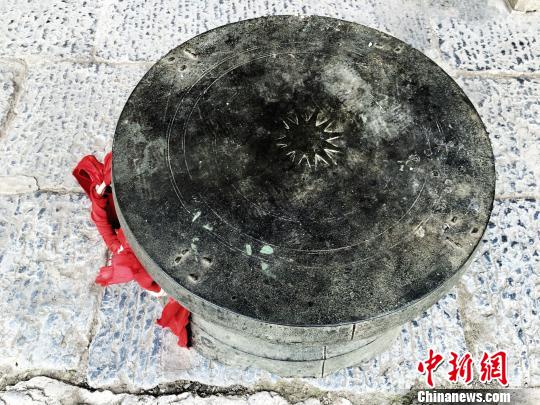 图为余氏家族收藏的铜鼓。　杨云 摄