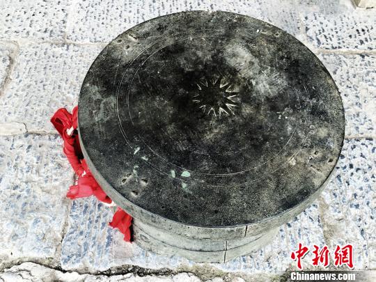 图为余氏家族收藏的铜鼓。 杨云 摄