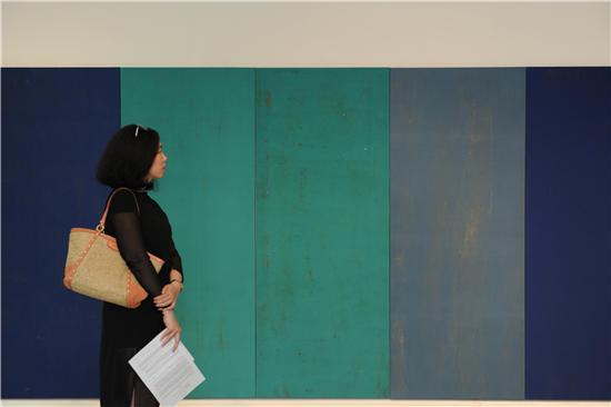 拓印自北京常见的工地围板，蓝色的运用是艺术家向伟大文艺复兴先驱乔托的致敬