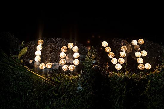 6月12日，佛罗里达奥兰多。人们在佛罗里达奥兰多的Eola湖边点燃了蜡烛。