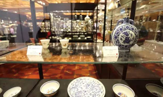 四季陶瓷工艺品高级业务经理刘旸介绍,本季拍卖还有一批同一资深藏家收藏的瓷器,质量齐整,亦值得关注