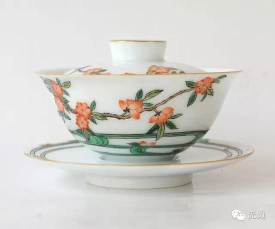 素胚勾勒出青花笔锋浓转淡/瓶身描绘的牡丹一如你出妆