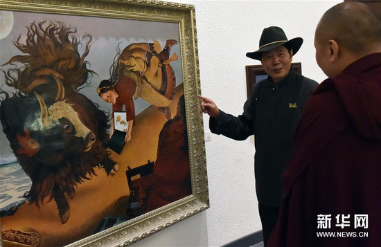 西藏牦牛博物馆馆长吴雨初（右二）向观众介绍牦牛题材的画作